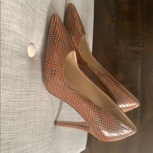 White House Black Market 3 1/2” pumps